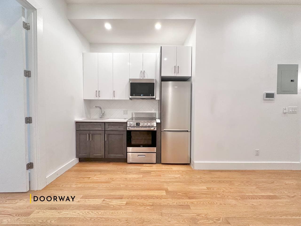 Interior of unit 1L at 435 Dekalb Avenue, Brooklyn, NY, 11205